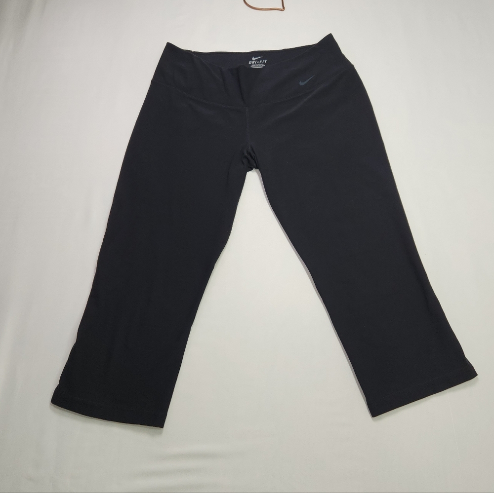 ⭐️Nike Dri-FIT Black Crop Capri Leggings Size Medium Workout Yoga Activewear